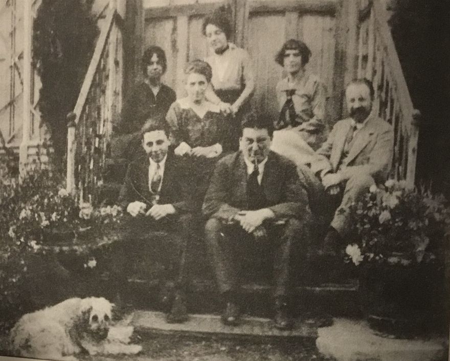 Familjen Matisse med Greta Prozor och Walter Halvorsen vid huset i Issy. Under kriget förvandlades familjen Matisses hem till en mötesplats för många som sökte samvaro och trygghet - inte bara inom konstsfären, utan också grannar, flyktingar och andra. Både Amélie och Marguerite lovordades av besökarna - som barmhärtiga samariter.