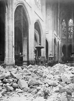 Kyrkan Saint-Gervias efter bombnedslaget.