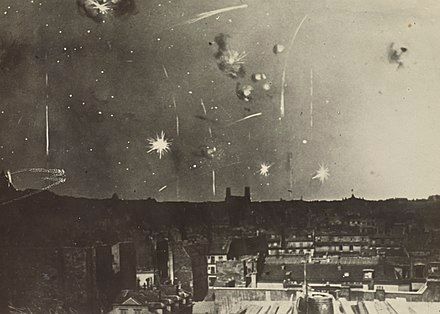 Så här kunde det se ut på himlen vid de nattliga bombardemangen av Paris.
