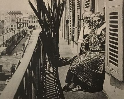 Paret Matisse på balkongen på översta våningen på 1, Place Charles-Félix i Nice.