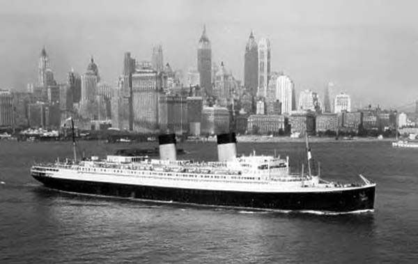 SS Île de France anländer till New York.