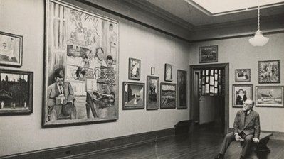 Matisse betraktar sina egna målningar i Dr. Barnes museum i samband med förberedelserna för den stora utsmyckningen i Dr. Barnes museum.