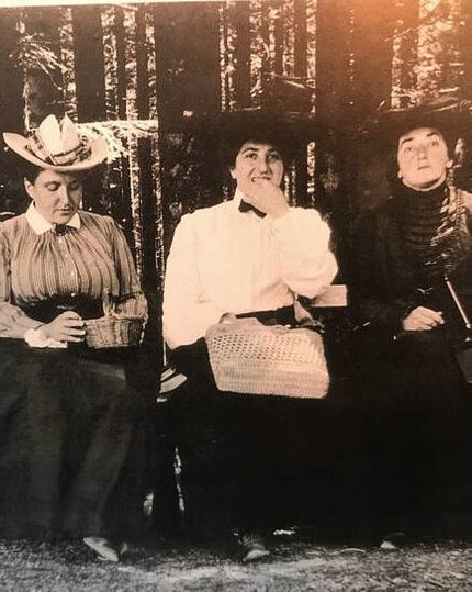 Gertrude Stein med systrarna Etta och Claribel Cone, 1903.