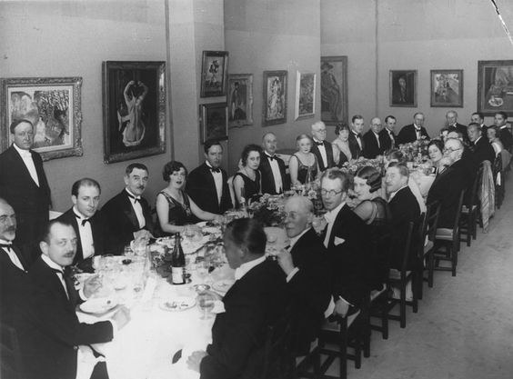 Middag på Galeries Georges Petit den 16 juni 1931, då Matisse retrospektiva utställning öppnades. Matisse ses långt bak i hitersta raden.