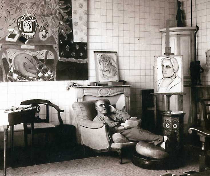 Matisse i sin ateljé med ett porträtt av Etta Cone och 