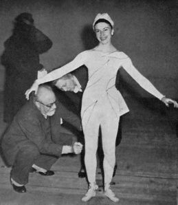 Matisse hjälper till med kostymen åt ballerinan Alicia Markova i 
