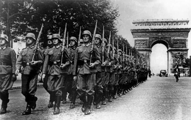 Det tredje rikets nazi-soldater paraderade på Champs-Élysées med Triumfbågen i bakgrunden. Inget kunde ha varit mer provokativt och förnedrande för de stolta fransmännen.