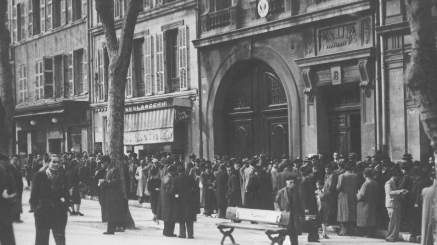 Flyktingar i tusental utanför det amerikanska konsulatet i Marseille 1940.