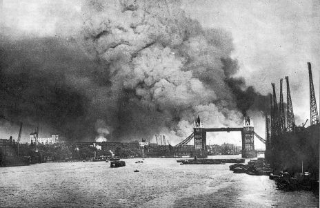 På nätterna terroriserade tyskarna England med bomber mot strategiska städer och mål (Blitzen-krieg)..
