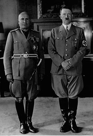 Hitler och Mussolini - De två allierade fältherrarna som skulle begå samma misstag - att gapa över för mycket på en gång.