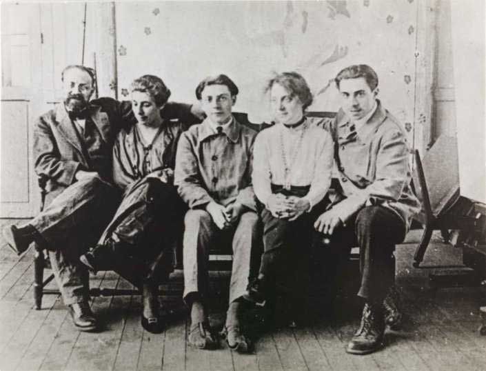 Under intervjuerna för boken fick Matisse tillfälle att se tillbaka på sitt liv. Som här den lyckliga familjen Matisse i Clamart, 1915 (från vänster: Henri, Amélie, Pierre, Marguerite and Jean).