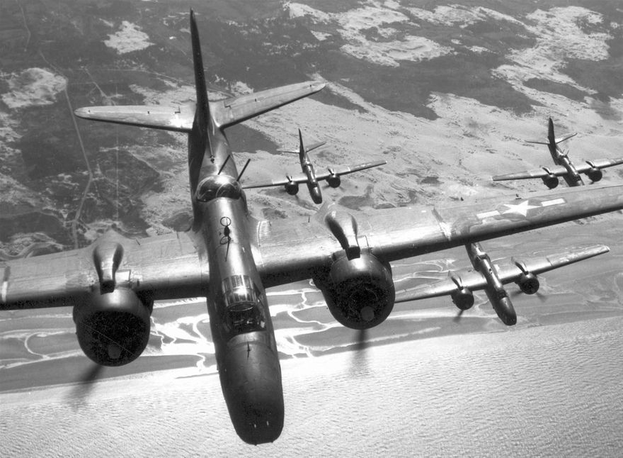 Amerikanska A-20 Havoc bombplan över den franska kusten, 1943.