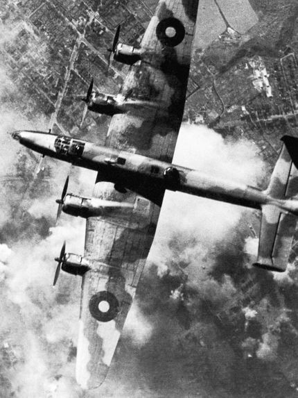 Royal Air Force (RAF) bombade en gasverksanläggning i Cannes i slutet av 1943.