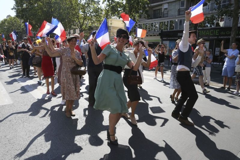 De befriade Parisarna dansade av glädje på gator och torg.