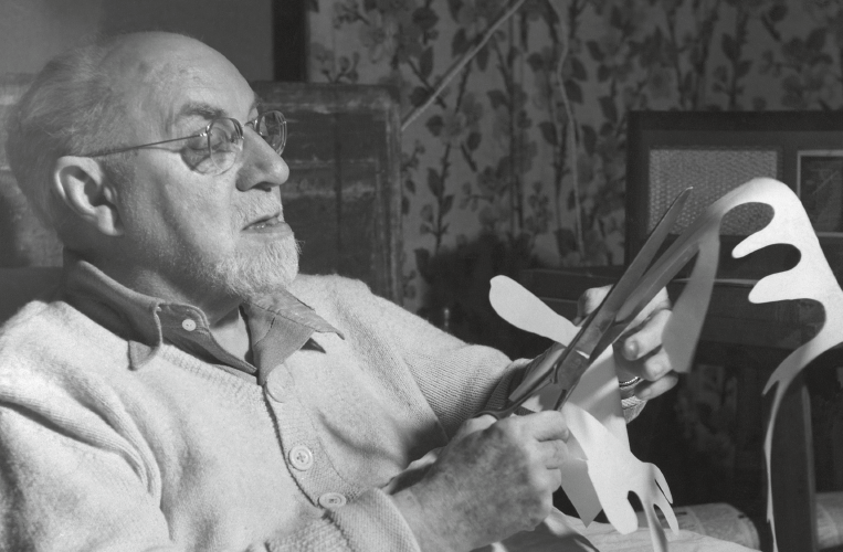 Matisse i arbetar med sax och färgat papper (