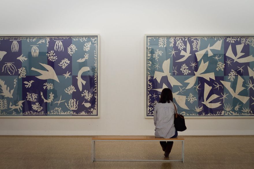 Utställningsbild som ger en uppfattning om storleken på Polynesien-verken (Centre Pompidou, Paris).