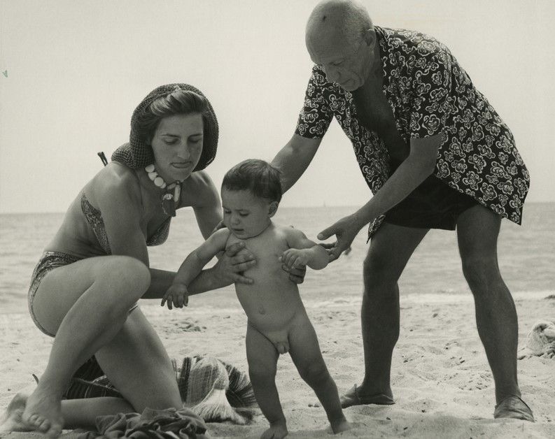 Picasso och Françoise Gilot med deras lille son Claude på beachen i Golfe-Juan 1938.