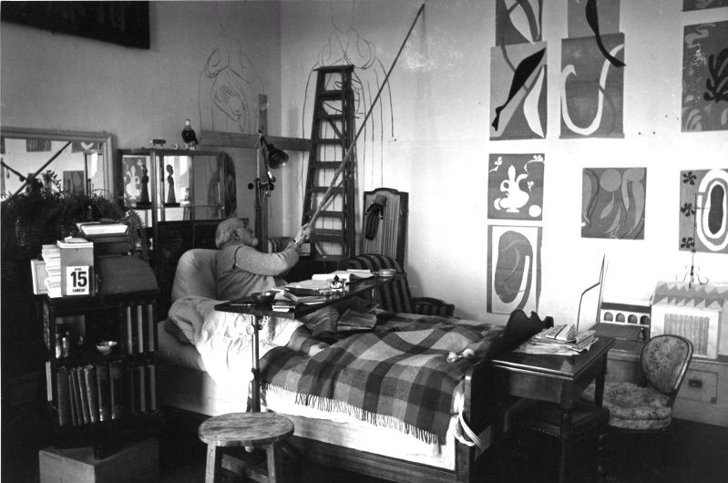 Matisse skulle ofta arbeta från en specialgjord säng med en lång bambukäpp, som var fäst vid ritdonet (1949.).