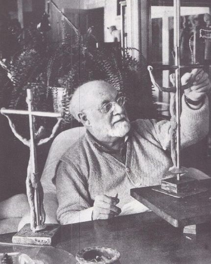 Matisse arbetar med kapellets krucifix.