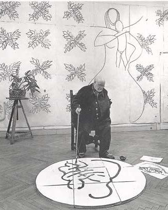 Matisse i sin ateljé med förlagan till 
