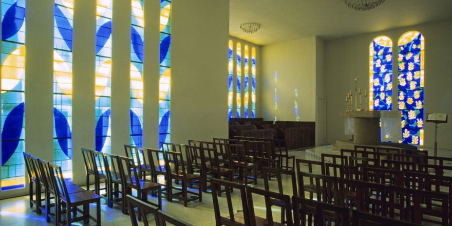 Alla fönster fyller kapellet med ett magiskt ljus.
