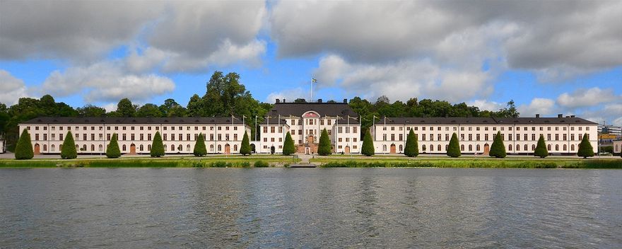 Karlbers slott - nu Militärhögskolan. Här föddes Hilma och växte upp i en marinofficers miljö.