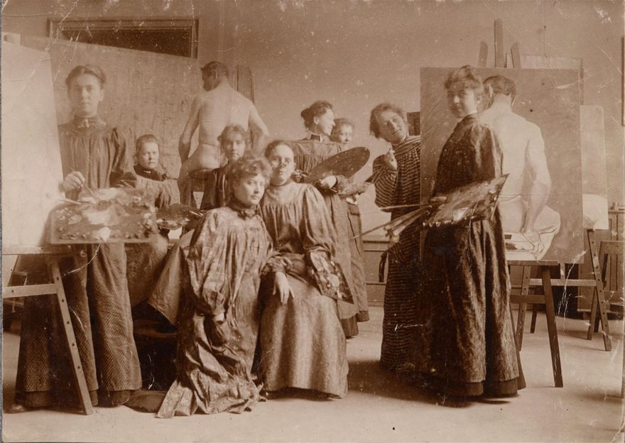 Kvinnliga elever på Konstakademien (Fruntimmersavdelningen), 1897-1898. Trots att kvinnor fick möjlighet att studera Konstakademien på senare hälften av 1800-talet, så var de inte jämställda med sina manliga kollegor. De ansågs bara kunna reproducera, och inte komma med något nytt. Det var också ytterst sällsynt att de fick stöd av de manliga eleverna, då många ansåg att de kunde ha konsten som tidsfördriv innan de gifte sig och fick barn.