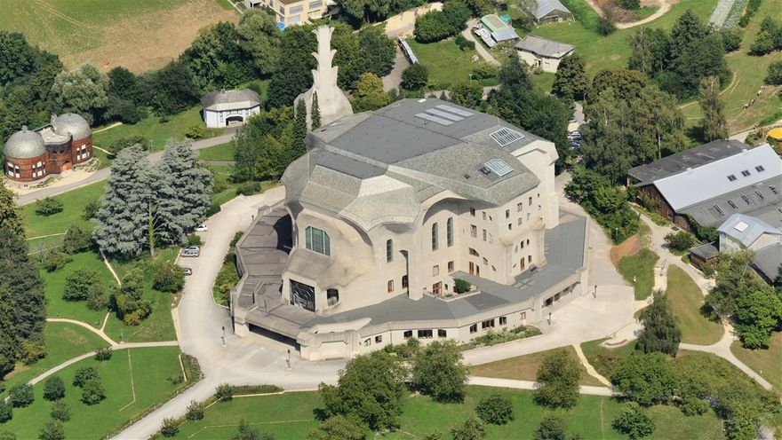 Det nya Goetheanum, som designats av antroposofins grundare Dr. Rudolf Steiner.