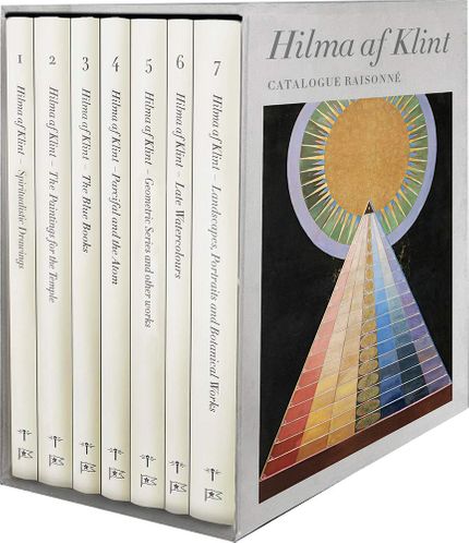 I detta historiska dokument presenteras Hilma af Klints fullständiga produktion bestående av närmare 1600 verk. Med sina sju volymer är bokserien en av de första catalogue raisonnéer som görs över en svensk konstnär.