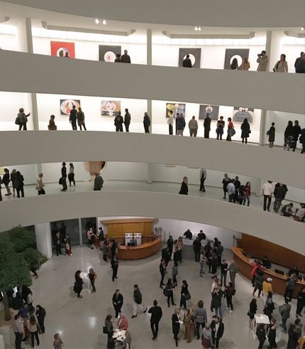 Guggenheim-museet är som ett tempel i form av konstgalleri, som leder besökarna runt-runt och upp-upp mot himlen.