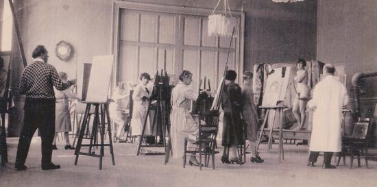 Konststuderande i arbete på Académie Matisse. Det kan kanske låta märkligt, men deras läromästare Matisse närvarade bara på lördagarna. Det var då eleverna tillrättavisades och fick eventuellt beröm. Troligen fick de då också nästföljande veckas uppgifter sig tilldelade.