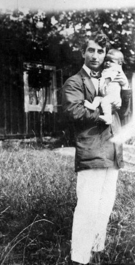 En stolt Isaac visar upp sin son Iván 1912.