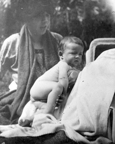 Sigrid med sonen Iván 1912.