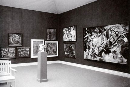 Från de ryska målarnas sal med  Wassely Kandinskys stora abstrakta målning 