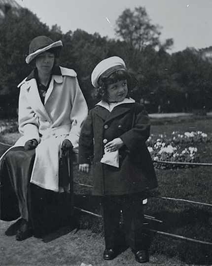 Sigrid Hjertén med Iván i kungsträdgården 1914.