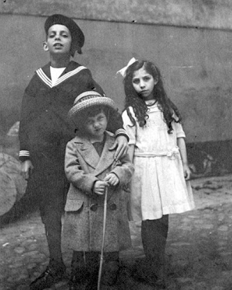 Iván med kusiner, ca 1914.