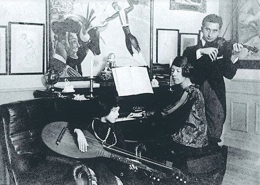 Arrangerad musikstund i lägenheten på Katarinavägen 1917.