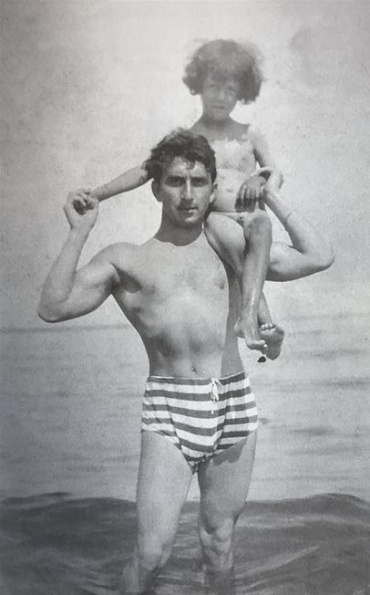 Isaac med sonen Iván på bad- och målarsemester i Gilleleje 1917.