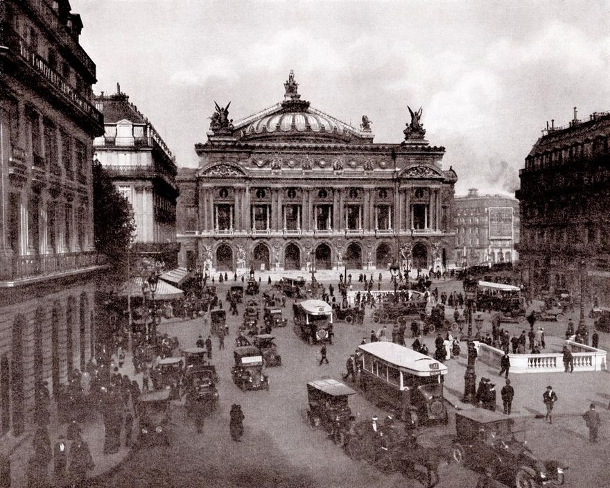 Place de l'Opéra, Paris -1920. I närheten av den här platsen tog Sigrid in på Hôtel Les Iles Britanniques,.