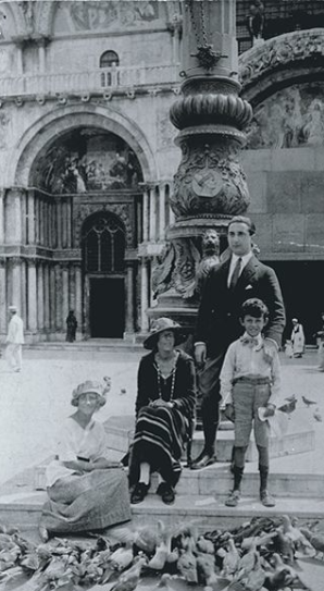 Sigrid, Isaac, Iván och Berthe på Markusplatsen i Venedig, 1920.