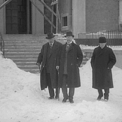 Carl Larsson, Bruno Liljefors och Anders Zorn på väg ut från Liljevalchs konsthall 1916.