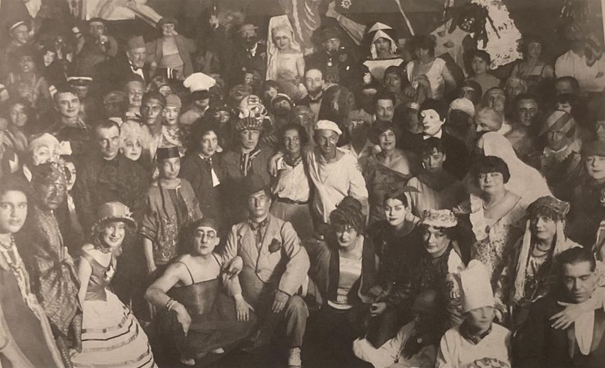 Maskerad på Maison Watteau i mars 1924, där både Sigrid och Isaac deltog. Sigrid längst till höger något skymd och Isaac med basker i andra raden uppifrån till höger.