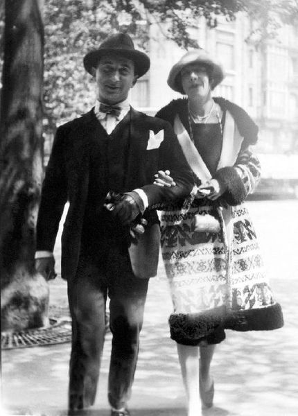 Isaac och Sigrid på promenad i Paris. De ser ut att trivas under 