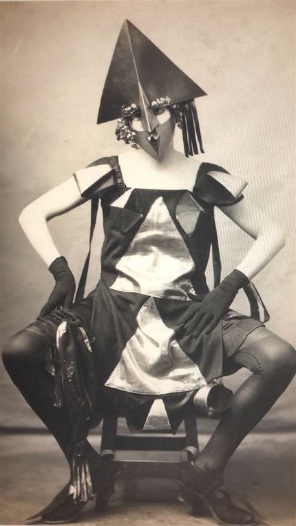 Marie Vassilieff inför en maskerad. En kurskamrat från Académie Matisse, som också hade gjort dockorna  av Isaac och Sigrid. Att  hon var kubist märktes av hennes utstyrsel.