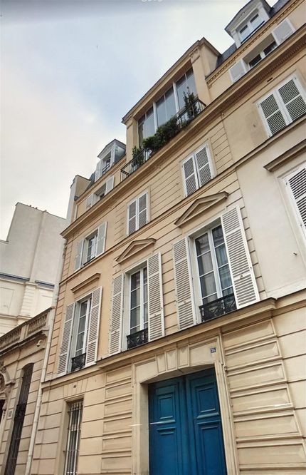 Här på översta våningen på 35,  Rue l'Université hade Sigrid hittat en lämplig bostad/ateljé i de betydligt mer ståndsmässiga kvarteren nära Seine och järnvägsstationen d´Orsay (nu museum).