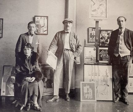 Fernand Legér omgiven av sina elever på utställningen på Maison Watteau i oktober 1924. Från vänster Erik Olsson, Franciska Clausen (sittande) och Otto G. Carlslund till höger.