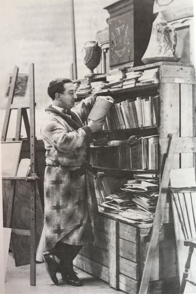 Isaac i ateljén på Katarinavägen i Stockholm med sin hemsnickrade bokhylla. Möblerna fanns ju i Paris.