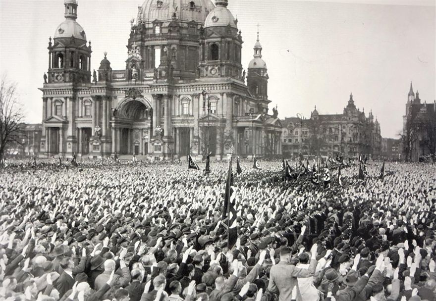 Nazistiskt valmöte 1932 samlar en stor folkmassa framför Berlins katedral. Även i Sverige hade många nazistiska drömmar börjat vädra morgonluft. Det bådade inte gott för landets judar som Isaac Grünewald.