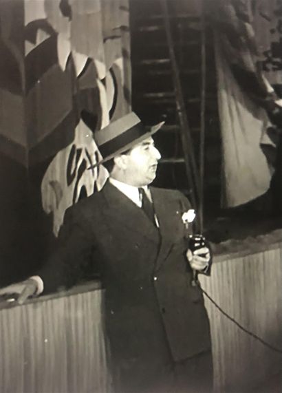 Isaac orerar om sin ridå på biografen Draken för en journalfilm 1938.