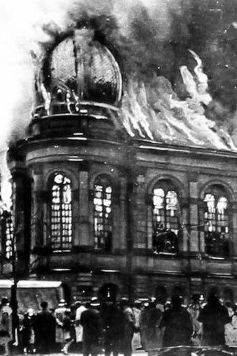 Kristallnatten den 9 novEkberg 1938. Det var då judarnas synagogor stacks i brand och skyltfönstren till ders butiker krossades för att sedan plundras och vandaliseras.